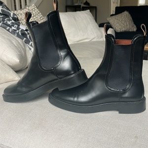 Women’s H&M Chelsea boot lightly used size 9.5/41.